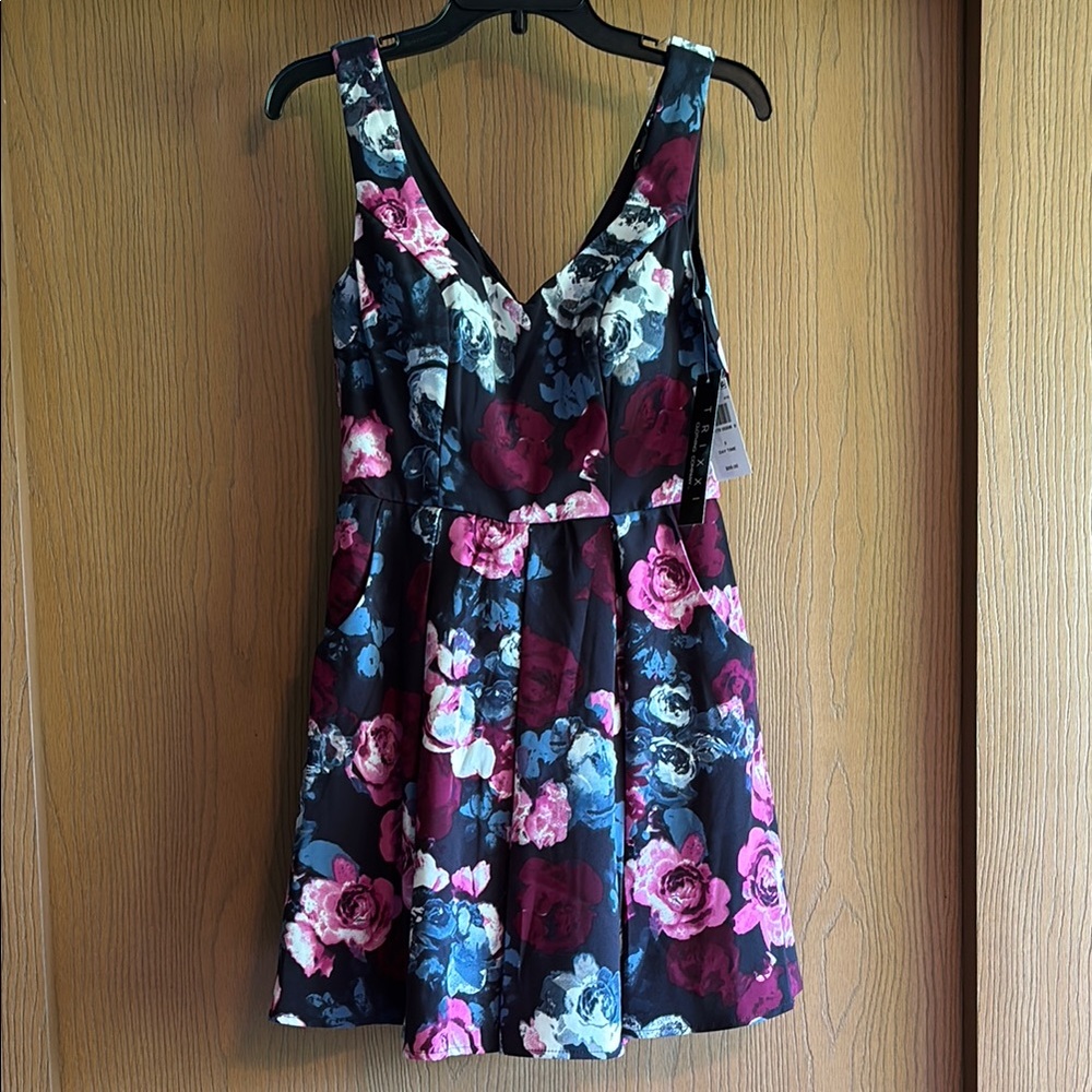 Floral Dress with Pockets!